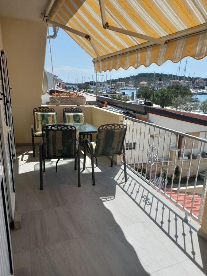 Apartman Rebeka Jezera Exteriör bild